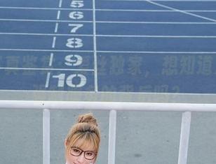 在线写真鉴赏：爱丝独家，想知道发型师强制服务的背后吗？