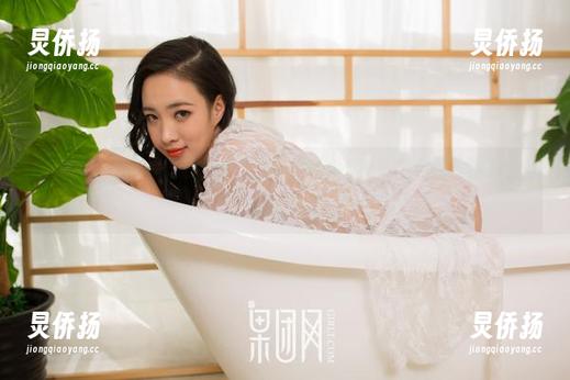 GIRLT果团网-蜜桃Q妹儿 GIRLT果团网 - 蜜桃Q妹儿的修女写真合集:隐藏在纯净背后的细腻张力