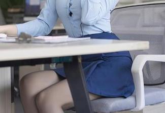 Xiuren秀人网 – 一双美脚引发的写真狂潮：王俪丁的幽默瞬间！