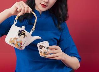 丽柜 – 穿上短裙的怡萱，资源满满让你忍不住多看几眼！