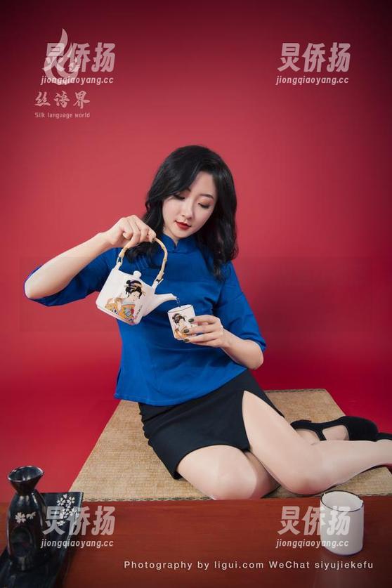丽柜 - 穿上短裙的怡萱，资源满满让你忍不住多看几眼！