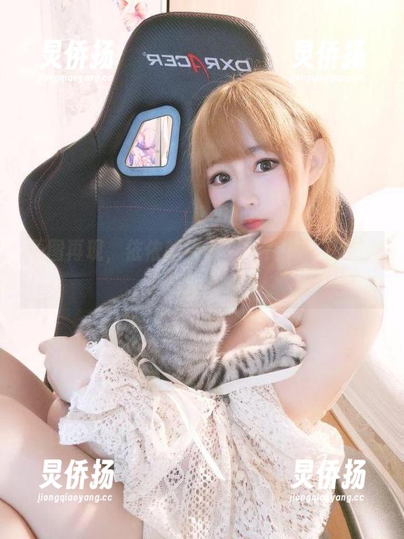 原图再现，依依超级懒在皮衣中的摇曳，真是让人醉了