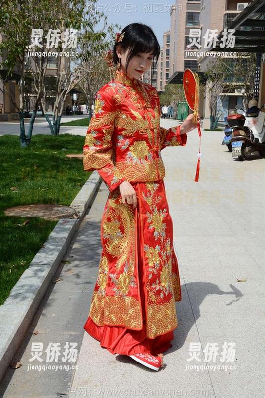 初夏女神 - 作品展示：依依的私拍里，高跟鞋和白色M码连衣裙，仿佛在进行一场潮流的对话。