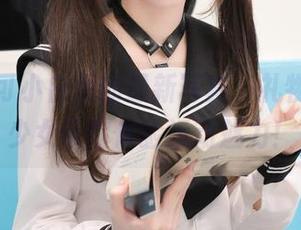 跟随可可小白兔的最新写真，礼物体操服少女带你体验运动魅力！