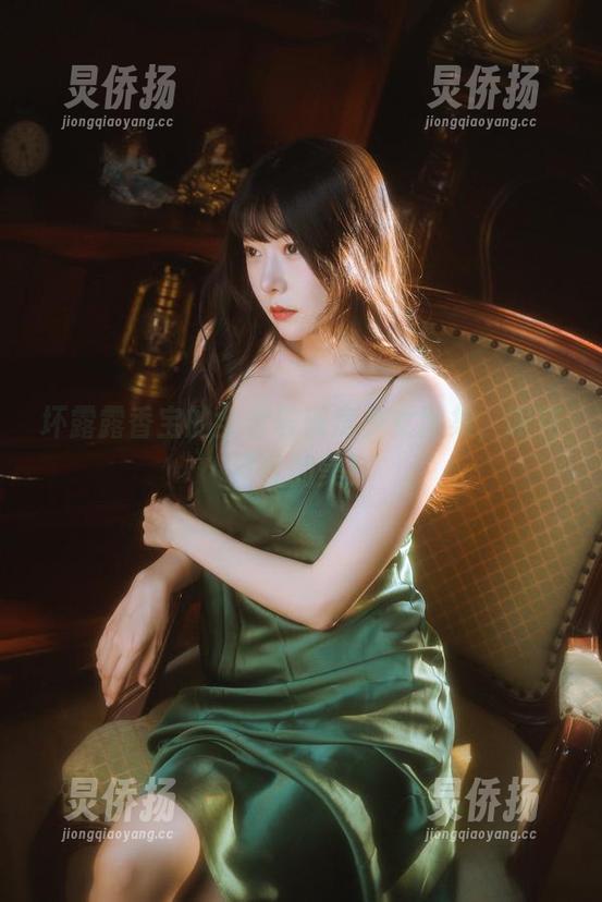 坏露露香宝的全套玻璃房少女图集，眼花缭乱的美！