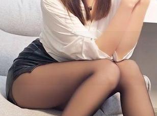 跟随小女巫露娜的白裙，我们来一场轻松快乐的图片分享吧！