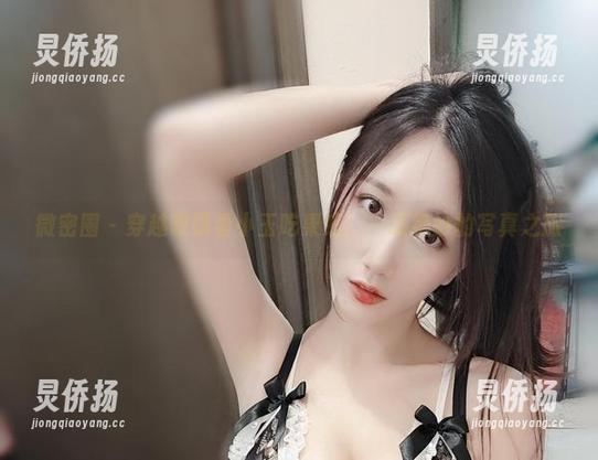 微密圈 - 穿越眼镜看小玉吃果冻：一场绝妙的写真之旅