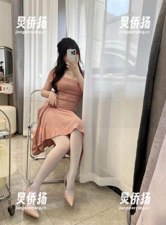 是依酱呀 私房里的秘密是依酱呀,皮衣美图展示日常幻想。