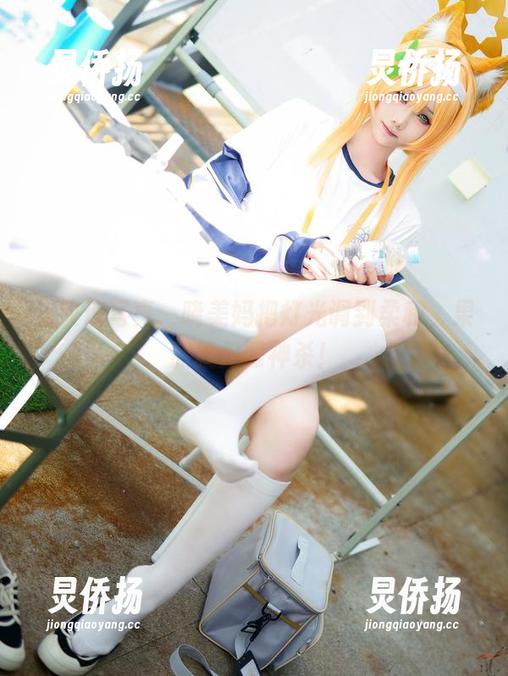 晓美妈 夜玫瑰写真:晓美妈把灯光调到柔和,果然就是眼神杀!