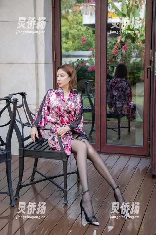 微密圈 - 果儿Victoria的高清套图：不只是一身制服，更是一种态度！