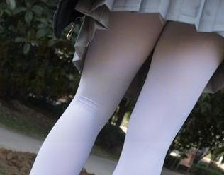 森萝财团 – 卉子私拍：你敢信《湿气很重的白色房间》里藏着80D白色过膝袜的秘密？