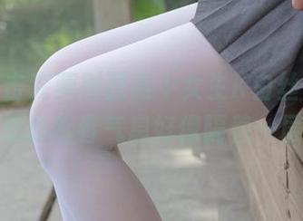 在线直击森萝财团高中女生K白丝外拍，图片里的青春气息好像隔着一层白纱