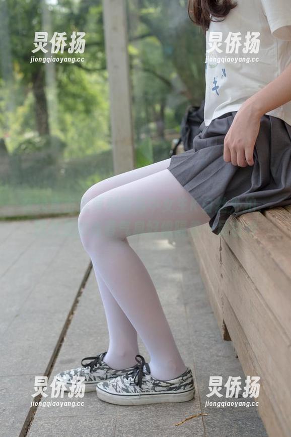 森萝财团 在线直击森萝财团高中女生K白丝外拍,图片里的青春气息好像隔着一层白纱