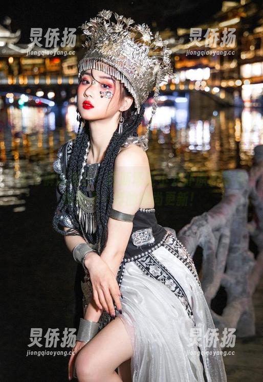 牛仔裤新舞台！瓦斯塔亚小龙虾原图带你领略不一样的时尚更新！