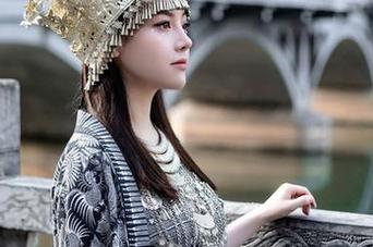 秀人网 – Elise谭晓彤的女孩画卷：温柔与俏皮并存的套图作品
