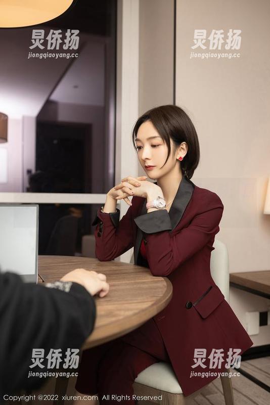 秀人网-易阳Silvia 秀人网 - 易阳Silvia的粉色写真背影:原图说的不只是色彩