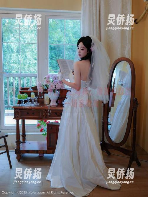秀人网 - 田兮白海边写真：海浪拍我脸，上演了一场亲吻戏！