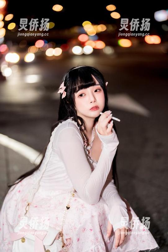 偷偷告诉你，落落Raku的秘密写真绝对撩人！