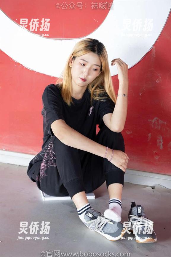 袜啵啵 - 人间烟火气，熊熊的白棉袜写真资源，让你轻松暖心！
