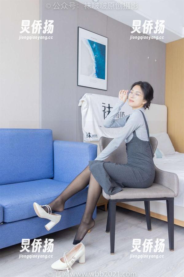 袜啵啵 - 甜甜圈与皮鞋的完美碰撞：奇趣写真作品合集，轻松一刻！