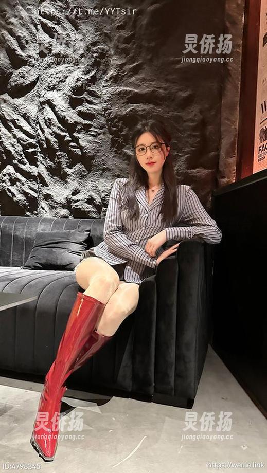 轩子巨2兔 微密圈 - 酒红色迷雾下的轩子巨2兔写真合集:看了让你不自觉想模仿的风格!