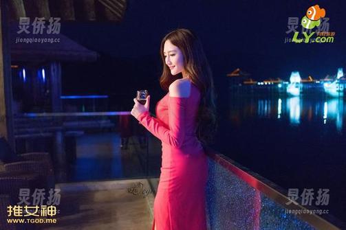 青豆客 - 最新来袭！王婉悠的美脚套图，脚丫子会发光吗？