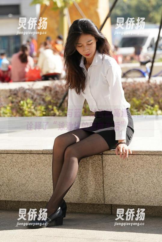 魔镜街拍-芝芝 魔镜街拍 - 芝芝与蓝色泳衣的高清美图,诠释了“泳池边的懒散午后”!