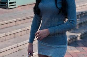 魔镜街拍：性感小百褶裙美女图包来袭！你会为它变成‘衣柜里的吸尘器’吗？
