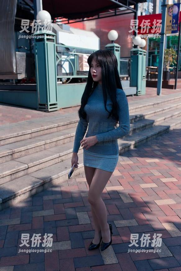 魔镜街拍 魔镜街拍:性感小百褶裙美女图包来袭!你会为它变成‘衣柜里的吸尘器’吗?