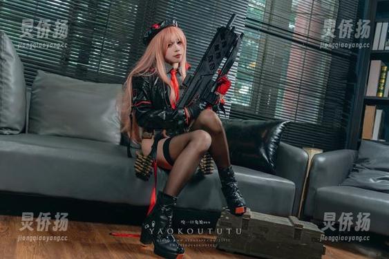 黏黏团子兔的写真日常：绝区零妮可·德玛拉图包里的温暖瞬间